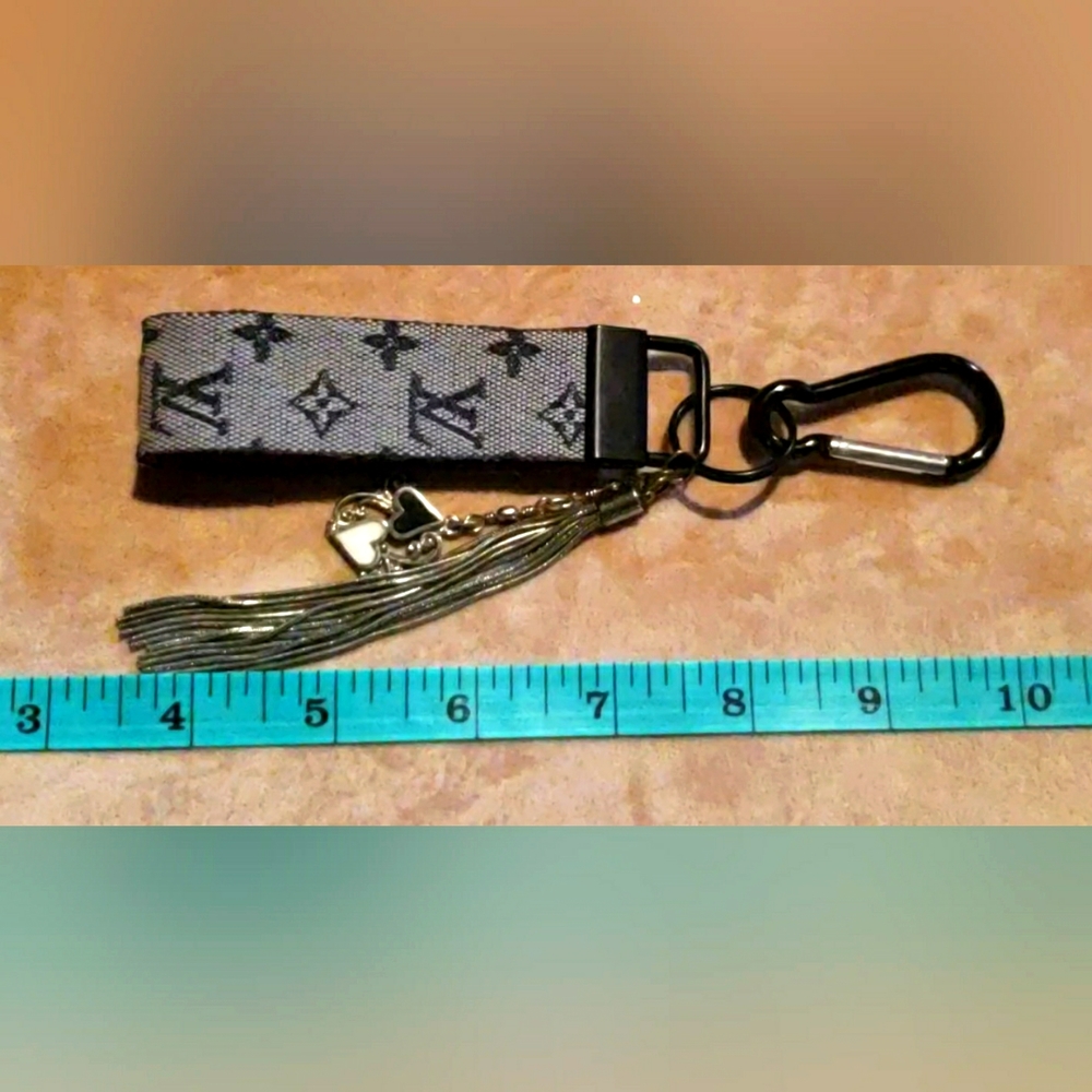 SOLD-Louis Vuitton Custom Monogram Bag Charm Keychain - Picture 11 of 11